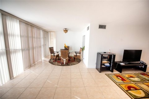 Снять в аренду квартиру в Халландейл-Бич, Флорида 2 спальни, 135.17м2, № 2015549 - фото 2