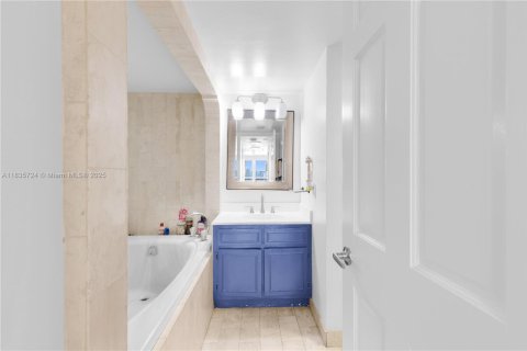 Condo in Miami, Florida, 1 bedroom  № 1818588 - photo 16