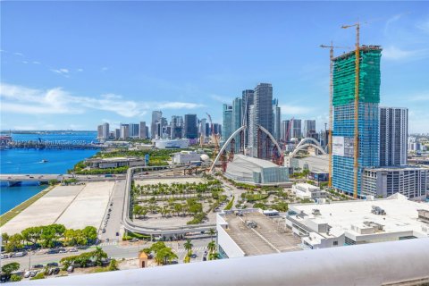 Condo in Miami, Florida, 1 bedroom  № 1818588 - photo 11