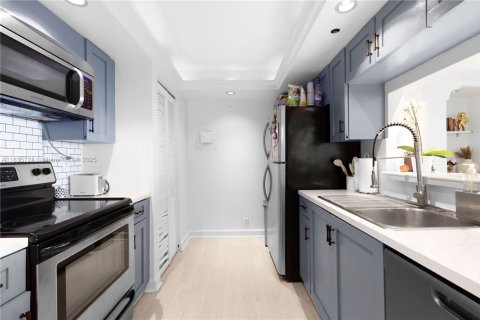 Condo in Miami, Florida, 1 bedroom  № 1818588 - photo 3