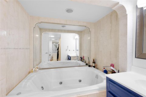 Condo in Miami, Florida, 1 bedroom  № 1818588 - photo 17
