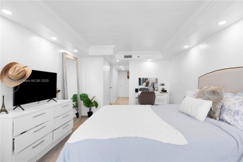 Condo in Miami, Florida, 1 bedroom  № 1818588 - photo 15
