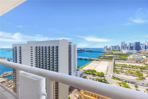 Condo in Miami, Florida, 1 bedroom  № 1818588 - photo 10