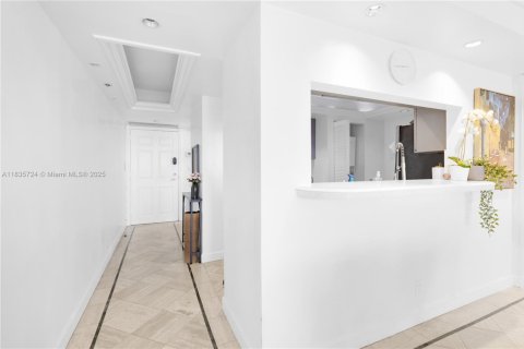 Condo in Miami, Florida, 1 bedroom  № 1818588 - photo 21