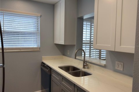 Condo in Saint Petersburg, Florida, 2 bedrooms  № 1538156 - photo 11