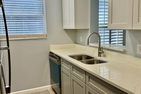 Condo in Saint Petersburg, Florida, 2 bedrooms  № 1538156 - photo 9