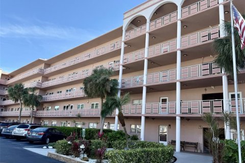 Condo in Saint Petersburg, Florida, 2 bedrooms  № 1538156 - photo 1