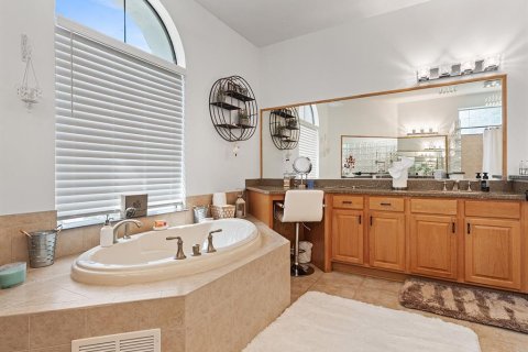 House in Lady Lake, Florida 4 bedrooms, 306.02 sq.m. № 1910659 - photo 24