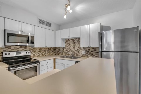 Condo in Altamonte Springs, Florida, 2 bedrooms  № 2143751 - photo 18