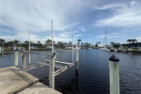 Villa ou maison à louer à Punta Gorda, Floride: 4 chambres, 189.8 m2 № 2388599 - photo 2