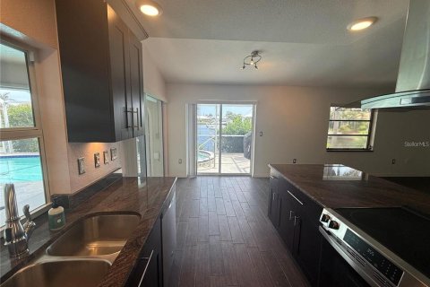 Villa ou maison à louer à Punta Gorda, Floride: 4 chambres, 189.8 m2 № 2388599 - photo 10
