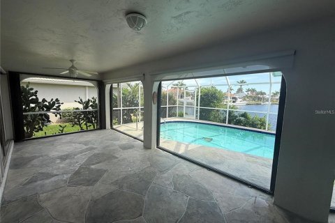 Villa ou maison à louer à Punta Gorda, Floride: 4 chambres, 189.8 m2 № 2388599 - photo 23