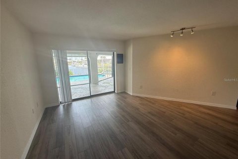 Villa ou maison à louer à Punta Gorda, Floride: 4 chambres, 189.8 m2 № 2388599 - photo 5