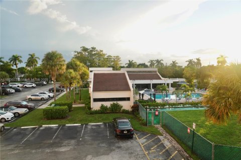 Condo in Sunrise, Florida, 2 bedrooms  № 1929708 - photo 16