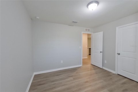House in Lehigh Acres, Florida 3 bedrooms, 130.06 sq.m. № 2166863 - photo 5