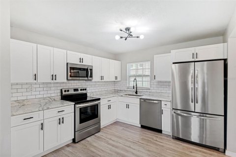 House in Pinellas Park, Florida 2 bedrooms, 92.72 sq.m. № 1791282 - photo 3