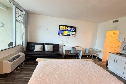 Condo in Ruskin, Florida, 1 bedroom № 2118858 - photo 19