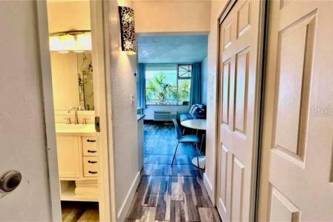 Condo in Ruskin, Florida, 1 bedroom № 2118858 - photo 13