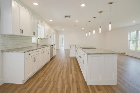 Casa en venta en North Fort Myers, Florida, 3 dormitorios, 174.75 m2 № 1905533 - foto 10