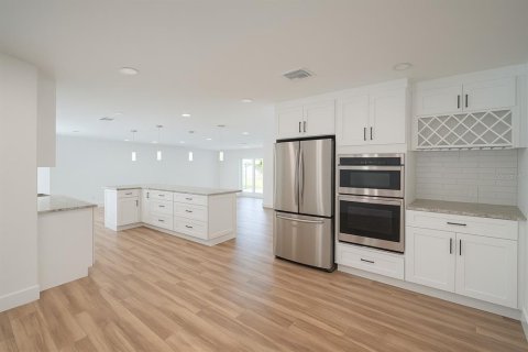 Casa en venta en North Fort Myers, Florida, 3 dormitorios, 174.75 m2 № 1905533 - foto 4