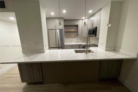 Снять в аренду кондоминиум в Окленд-Парк, Флорида 2 спальни, 92.9м2, № 2035855 - фото 2