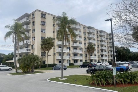 Снять в аренду кондоминиум в Окленд-Парк, Флорида 2 спальни, 92.9м2, № 2035855 - фото 10