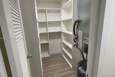 Снять в аренду кондоминиум в Окленд-Парк, Флорида 2 спальни, 92.9м2, № 2035855 - фото 4