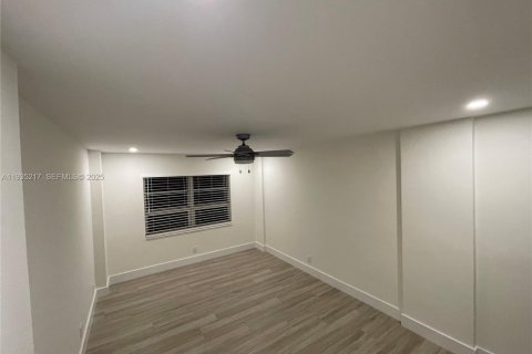 Снять в аренду кондоминиум в Окленд-Парк, Флорида 2 спальни, 92.9м2, № 2035855 - фото 5