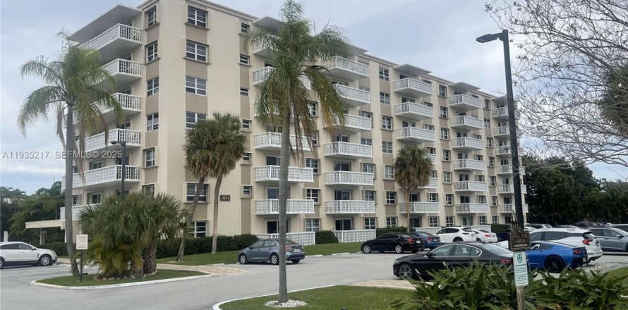 Кондоминиум с 2 спальнями в Окленд-Парк, Флорида № 2035855