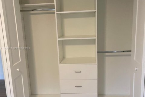 Снять в аренду кондоминиум в Окленд-Парк, Флорида 2 спальни, 92.9м2, № 2035855 - фото 9