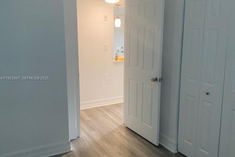 Condominio en alquiler en West Palm Beach, Florida, 1 dormitorio, 49.24 m2 № 1982340 - foto 11