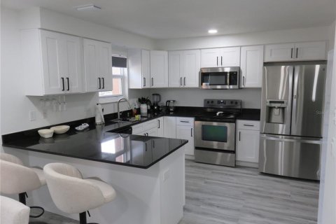 Townhouse in Tampa, Florida 2 bedrooms, 130.81 sq.m. № 2237218 - photo 5