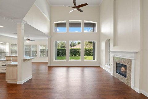 House in Sorrento, Florida 5 bedrooms, 381.36 sq.m. № 2223337 - photo 17
