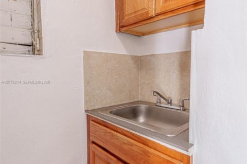 Villa ou maison à louer à Miami, Floride: 1 chambre, 46.45 m2 № 2339887 - photo 11