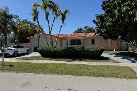 Купить виллу или дом в Пальметто-Бей, Флорида 3 спальни, 182.46м2, № 1957452 - фото 1