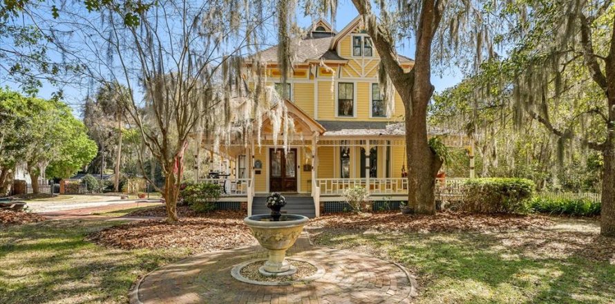 House in Gainesville, Florida 7 bedrooms, 466.28 sq.m. № 1583263