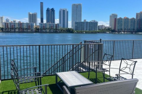 Condo in North Miami Beach, Florida, 2 bedrooms № 1989281 - photo 23