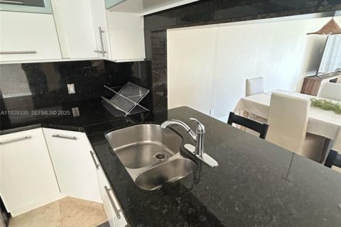 Condo in North Miami Beach, Florida, 2 bedrooms № 1989281 - photo 9