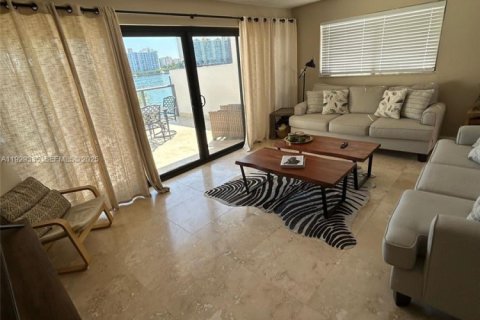 Condo in North Miami Beach, Florida, 2 bedrooms № 1989281 - photo 7