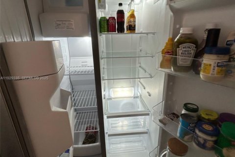 Condo in North Miami Beach, Florida, 2 bedrooms № 1989281 - photo 5