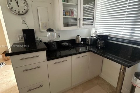 Condo in North Miami Beach, Florida, 2 bedrooms № 1989281 - photo 10