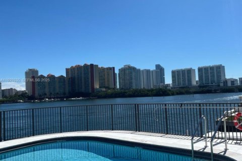 Condo in North Miami Beach, Florida, 2 bedrooms № 1989281 - photo 27