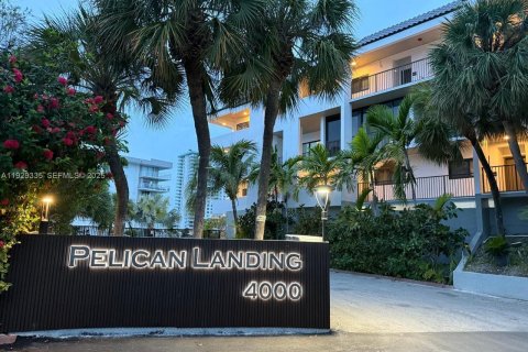 Condo in North Miami Beach, Florida, 2 bedrooms № 1989281 - photo 2