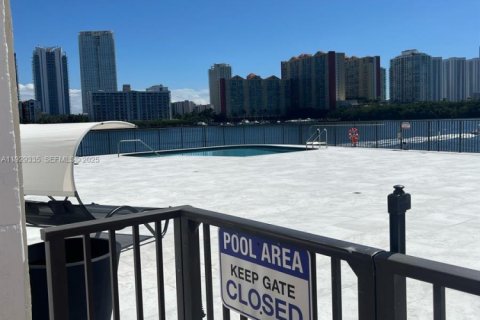 Condo in North Miami Beach, Florida, 2 bedrooms № 1989281 - photo 25