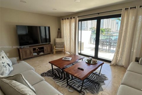Condo in North Miami Beach, Florida, 2 bedrooms № 1989281 - photo 4