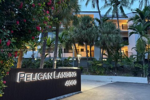 Condo in North Miami Beach, Florida, 2 bedrooms № 1989281 - photo 3