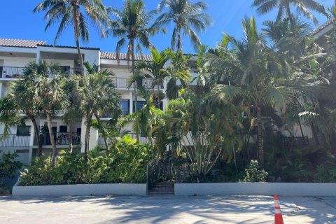 Condo in North Miami Beach, Florida, 2 bedrooms № 1989281 - photo 1