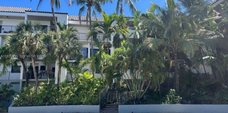 Condo in North Miami Beach, Florida, 2 bedrooms № 1989281