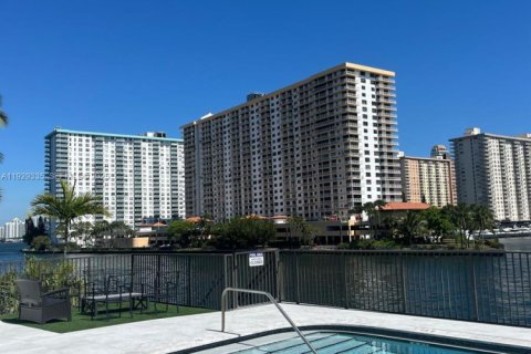 Condo in North Miami Beach, Florida, 2 bedrooms № 1989281 - photo 24