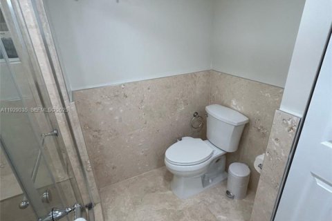 Condo in North Miami Beach, Florida, 2 bedrooms № 1989281 - photo 8